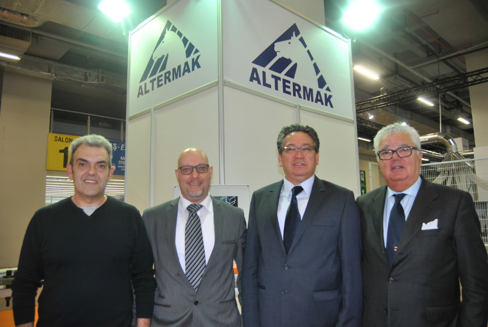 First on right, Massimo Bobba/Casadei Busellatos Business Unit Manager. Second from right, Rahmet Cagatay/Altermak and two people of Casadei Busellato: third from right, Alberto Faccin and Giorgio Dellai. Photo Datalignum.