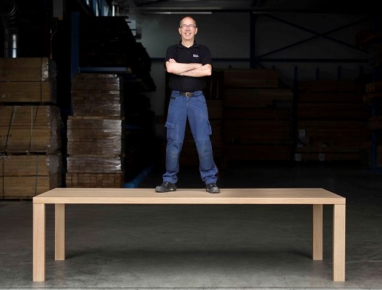 Nico Bouwhuis celebrates 50 years of activity in Arco Meubelfabriek, with the Essenza Table.